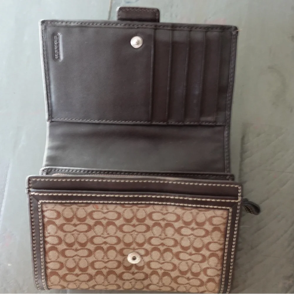 2000s Coach Bifold Wallet - Picture 8 of 9